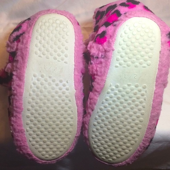 Girls Pink Leopard Print Slippers - Picture 3 of 5